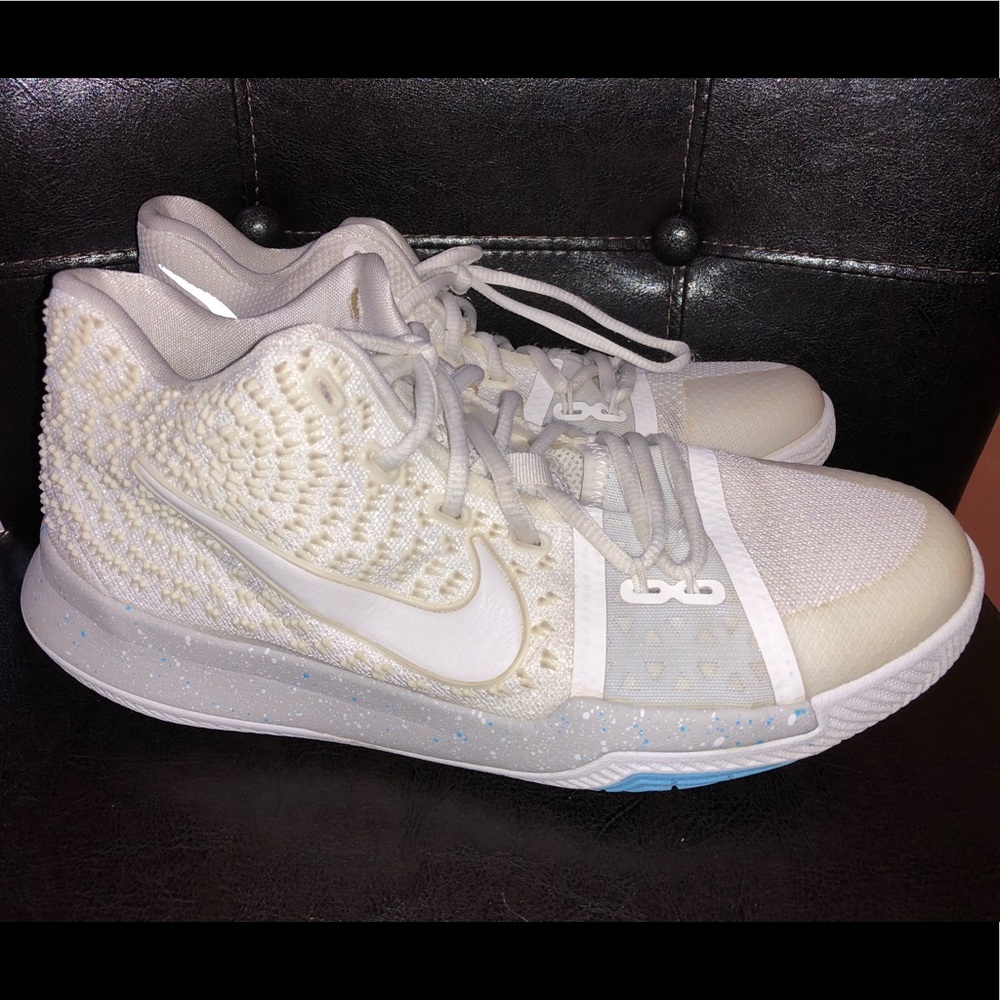 BOYS NIKE KYRIE 3 SNEAKERS 7Y